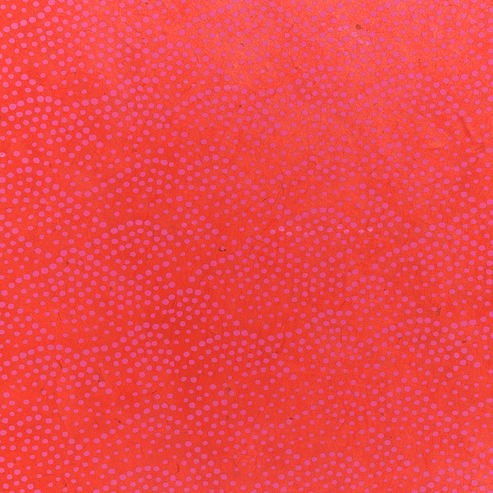 Das ☆ Nepalpapier mit rotem Hintergrund und wellenförmigem rosa Punktmuster eignet sich perfekt zum Verpacken von Geschenken und sorgt für stilvolles Flair mit umweltfreundlichem, nachhaltigem Papier.