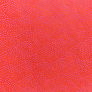 Ein ☆ rotes Nepalpapier mit kleinen rosa Punkten in Wellenlinien - perfekt für Buchbinden oder Geschenke Verpacken.
