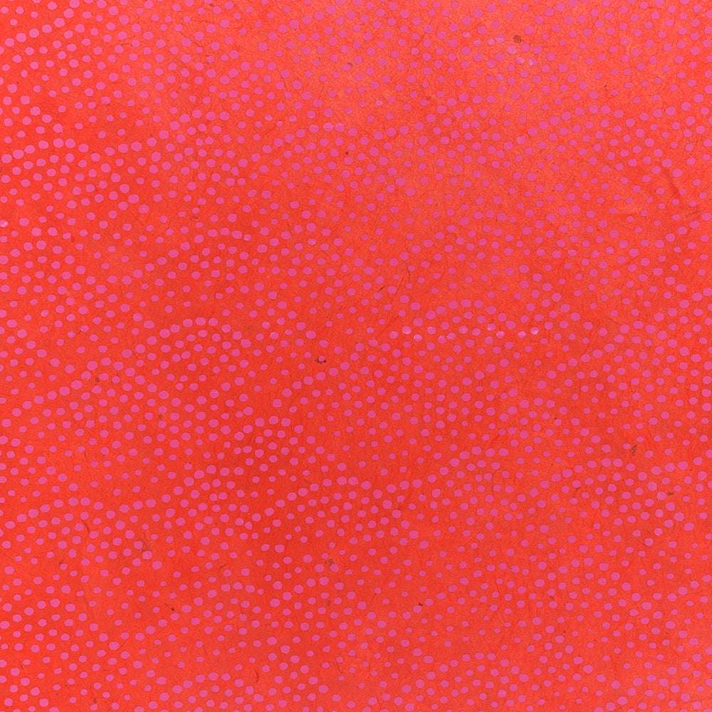 Ein ☆ rotes Nepalpapier mit kleinen rosa Punkten in Wellenlinien - perfekt für Buchbinden oder Geschenke Verpacken.