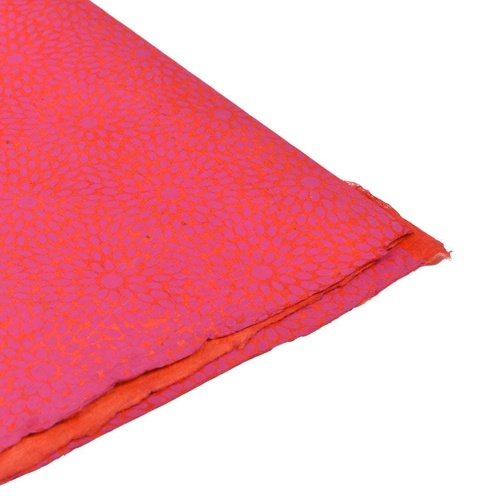 ☆ Nepalpapier in Rot und Pink mit Blumenmuster, perfekt zum Verpacken von Geschenken oder Buchbinden, gefaltet auf weißem Hintergrund.