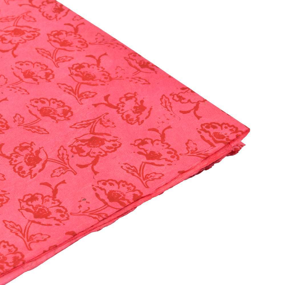 Gefalteter rosa Stoff von ☆ mit rotem Klatschmohn-Fuchsia-Blumenmuster, ideal für Geschenke Verpacken, auf weißem Hintergrund.