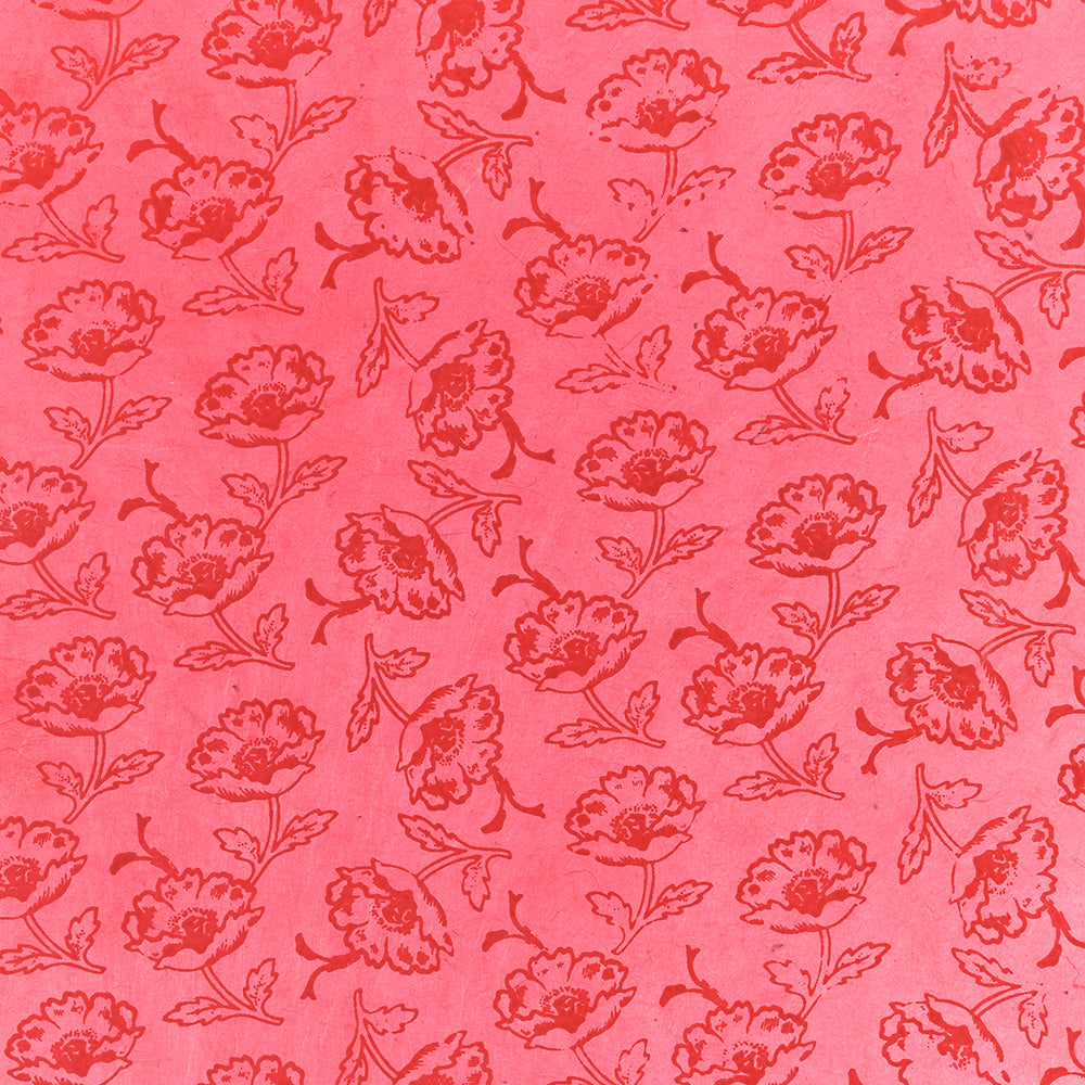 Das ☆ Geschenkpapier zeigt ein rotes Blumen- und Blattmotiv auf rosafarbenem Hintergrund mit sich wiederholenden stilisierten Blumen, hergestellt aus nachhaltigem Papier für einen umweltfreundlichen Touch - perfekt für Geschenkverpackungen.