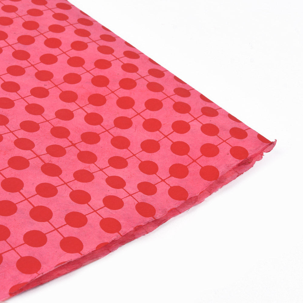 Das ☆ Pinke Nepalpapier zeigt rote Punkte, die durch dünne Linien auf weißem Hintergrund verbunden sind - ideal für Geschenke Verpacken oder schicke Buchbinden, die einen eleganten und knackigen Touch verleihen.