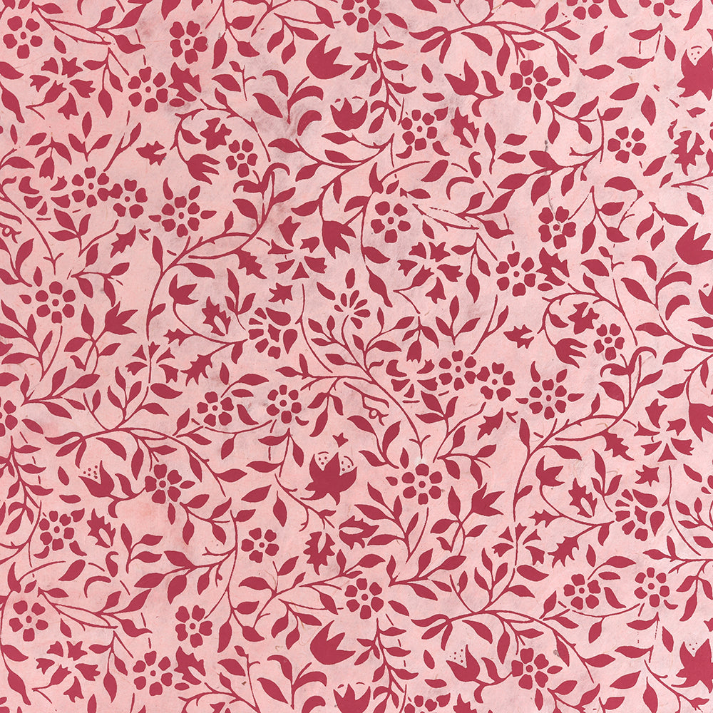 Der rosafarbene Hintergrund der Marke ☆ zeigt ein dichtes, sich wiederholendes Muster aus rotem Blütenranken Rosé und Blättern - ideal zum Verpacken von Geschenken oder zum Basteln und verleiht eleganten Nepalpapier-Charme.