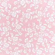 Das ☆ Nepalpapier mit seinem weißen Blumenmuster in Pastellrosa verleiht der Geschenkverpackung Eleganz - perfekt, um Ihre Geschenke stilvoll zu verpacken.