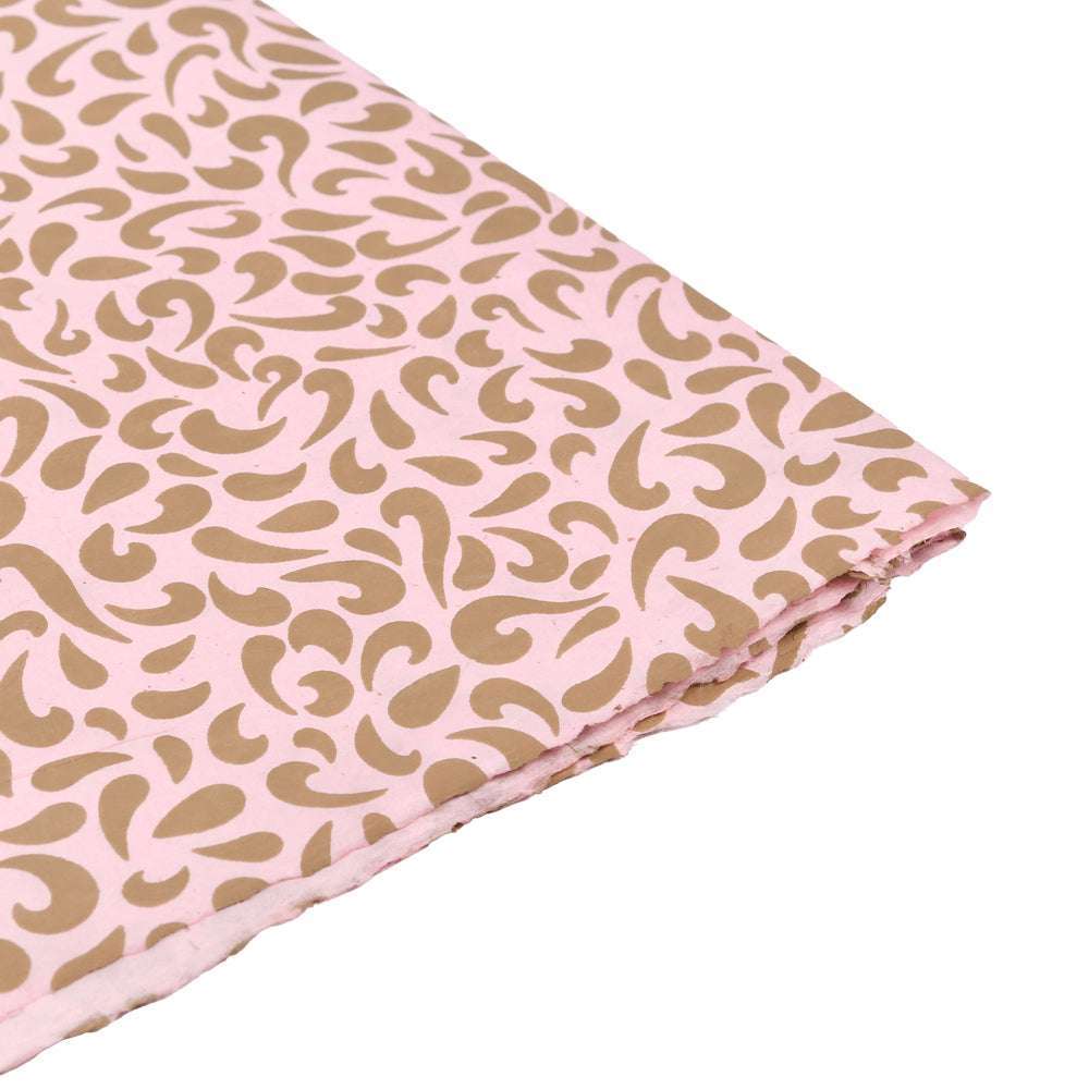 Ein ☆ rosafarbenes Nepalpapier mit braunem Paisleymuster, sauber über Eck gefaltet - ideal für Buchbinden oder stilvolles Geschenke Verpacken.