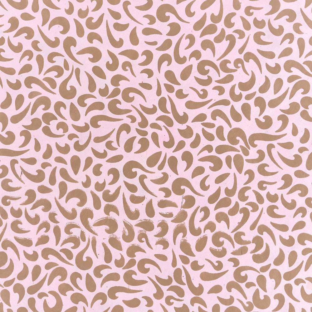 Braunes Paisleymuster auf hellrosa, mit wirbelnden Tropfenformen - ideal für Buchbinden oder stilvolle Geschenkverpackungen. Von ☆.