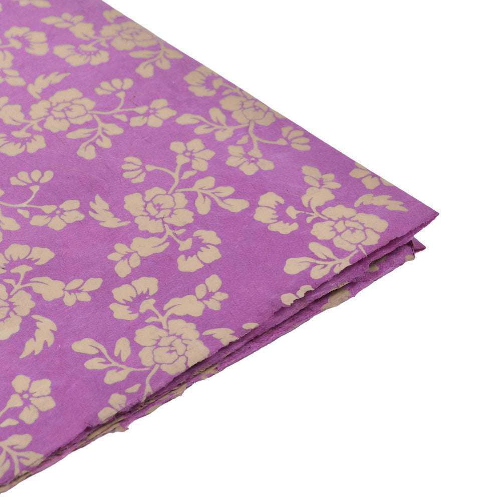 Lila Blütenmuster Violett mit hellgelben Blumen, sauber gefaltet auf weißem Hintergrund - ideal für Geschenkverpackungen oder kreative Projekte.