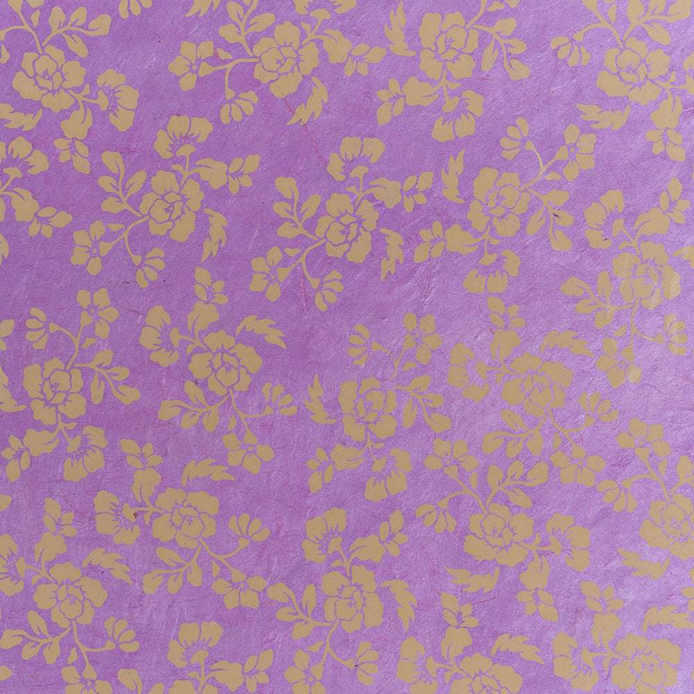Goldenes Blumenmuster (Blütenmuster Violett) auf strukturiertem violettem Papier, das an feines Nepalpapier und exquisite Handarbeit erinnert, von ☆.