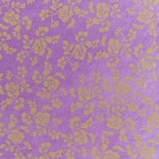 Goldenes Blumenmuster (Blütenmuster Violett) auf strukturiertem violettem Papier, das an feines Nepalpapier und exquisite Handarbeit erinnert, von ☆.