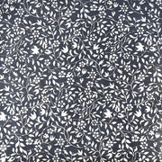 Das ☆ Nepalpapier zeigt ein weißes Blumen- und Blattmuster mit Vögeln und Ranken auf dunklem Hintergrund - perfekt für Projekte wie Geschenkverpackungen oder Buchbinderei.