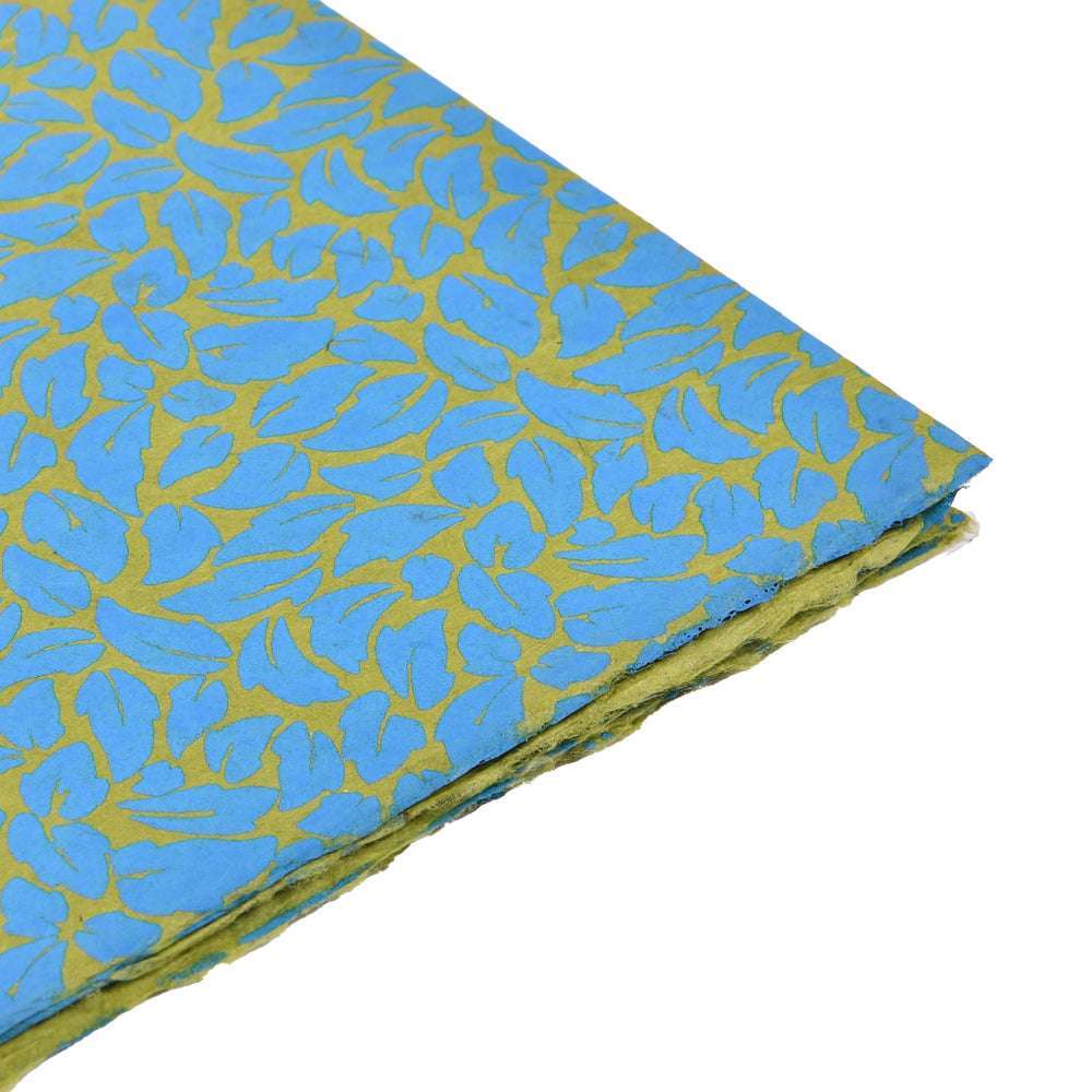 ☆ blauer und grüner blattgemusterter Stoff, an der Ecke sauber gefaltet - ideal für Handarbeiten oder als einzigartiges Nepalpapier für Geschenke Verpacken.