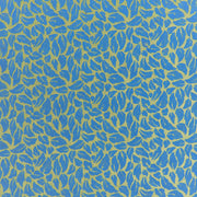 Blauer Hintergrund mit gelb-grünem abstraktem Blattmuster auf feinem Nepalpapier von ☆-ideal für das Verpacken von Geschenken (Geschenke Verpacken) oder kreative Buchbindeprojekte.