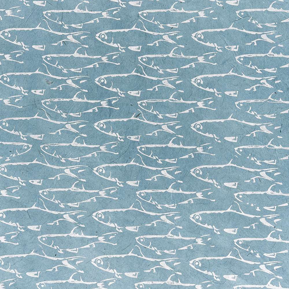 ☆ präsentiert ein sich wiederholendes Fischmuster Blau aus weißen Fischskeletten auf einem hellblauen, von Nepalpapier inspirierten, strukturierten Hintergrund, der einen handgefertigten Look erzeugt.