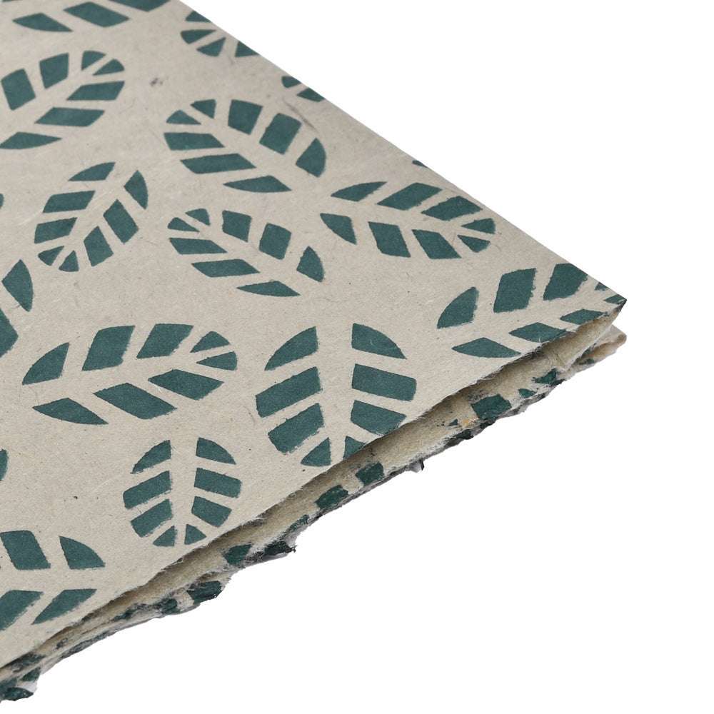 Ein Stapel ☆ brauner Nepalpapierbögen mit grünem Blattmuster - ideal für Buchbinden oder Geschenke Verpacken.