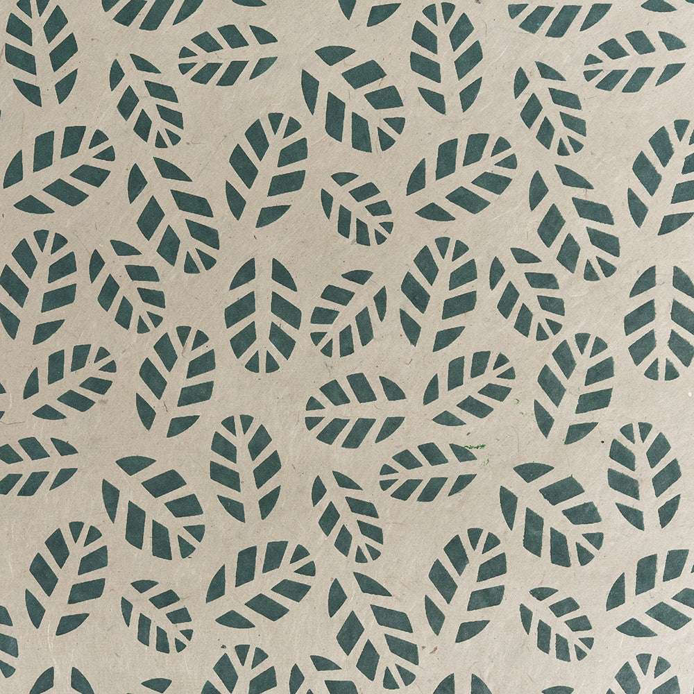 Das ☆ grüne Blattmuster auf beigem Nepalpapier zeigt ein verstreutes, sich wiederholendes Muster - perfekt für Geschenkverpackungen oder Buchbindearbeiten.