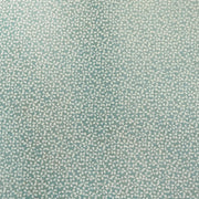 Das Geschenkpapier von ☆’s nachhaltiges Geschenkpapier besticht durch einen hellblauen Hintergrund mit kleinen weißen, abstrakten Blumenmotiven und wird aus einzigartigem, handgeschöpftem Nepalpapier hergestellt – für ein umweltfreundliches Geschenkverpackungserlebnis.
