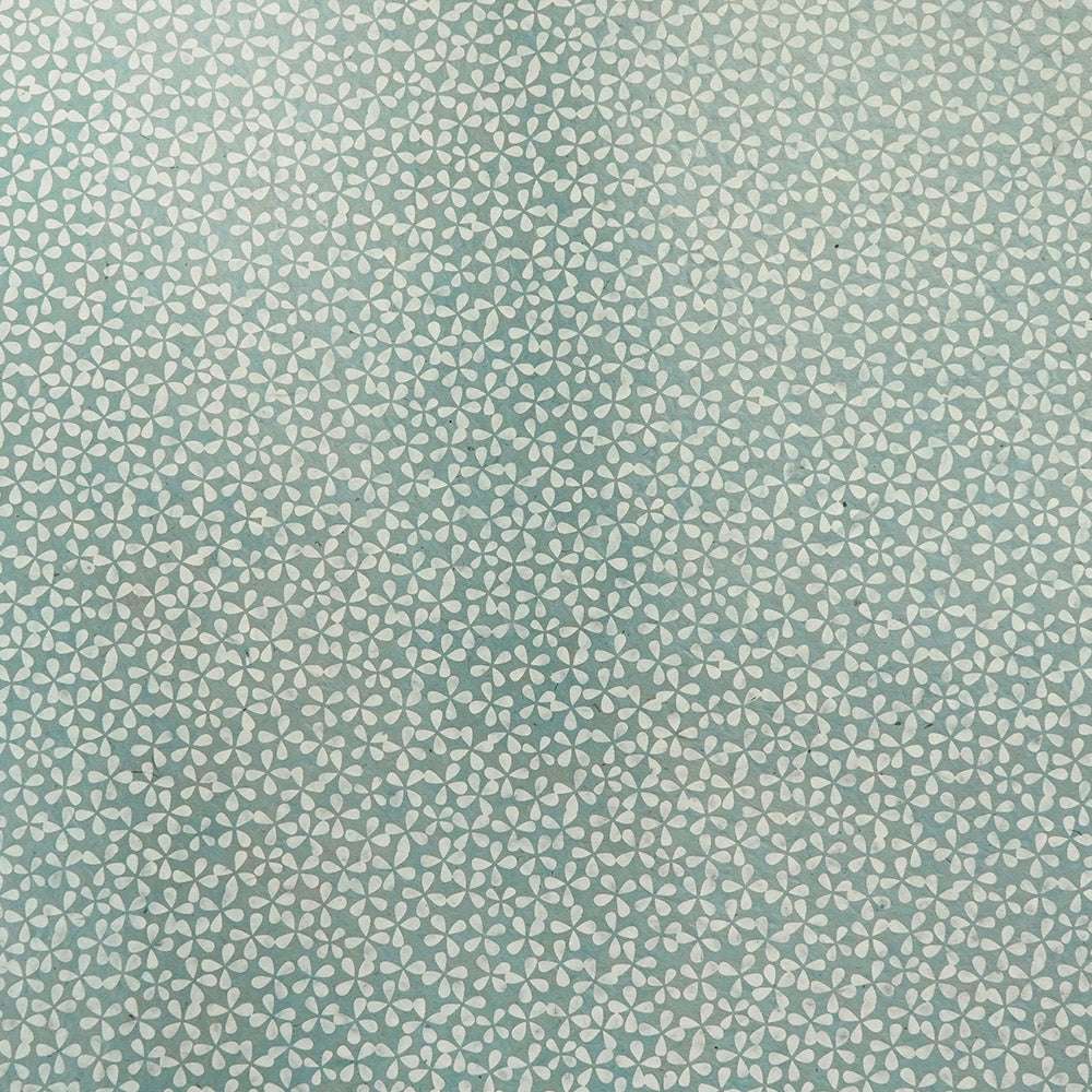 Hellblauer Hintergrund mit einem sich wiederholenden Muster aus kleinen weißen abstrakten Blatt- oder Blütenformen - ideal für Buchbinden oder Geschenke Verpacken mit einem eleganten Touch der Marke ☆.