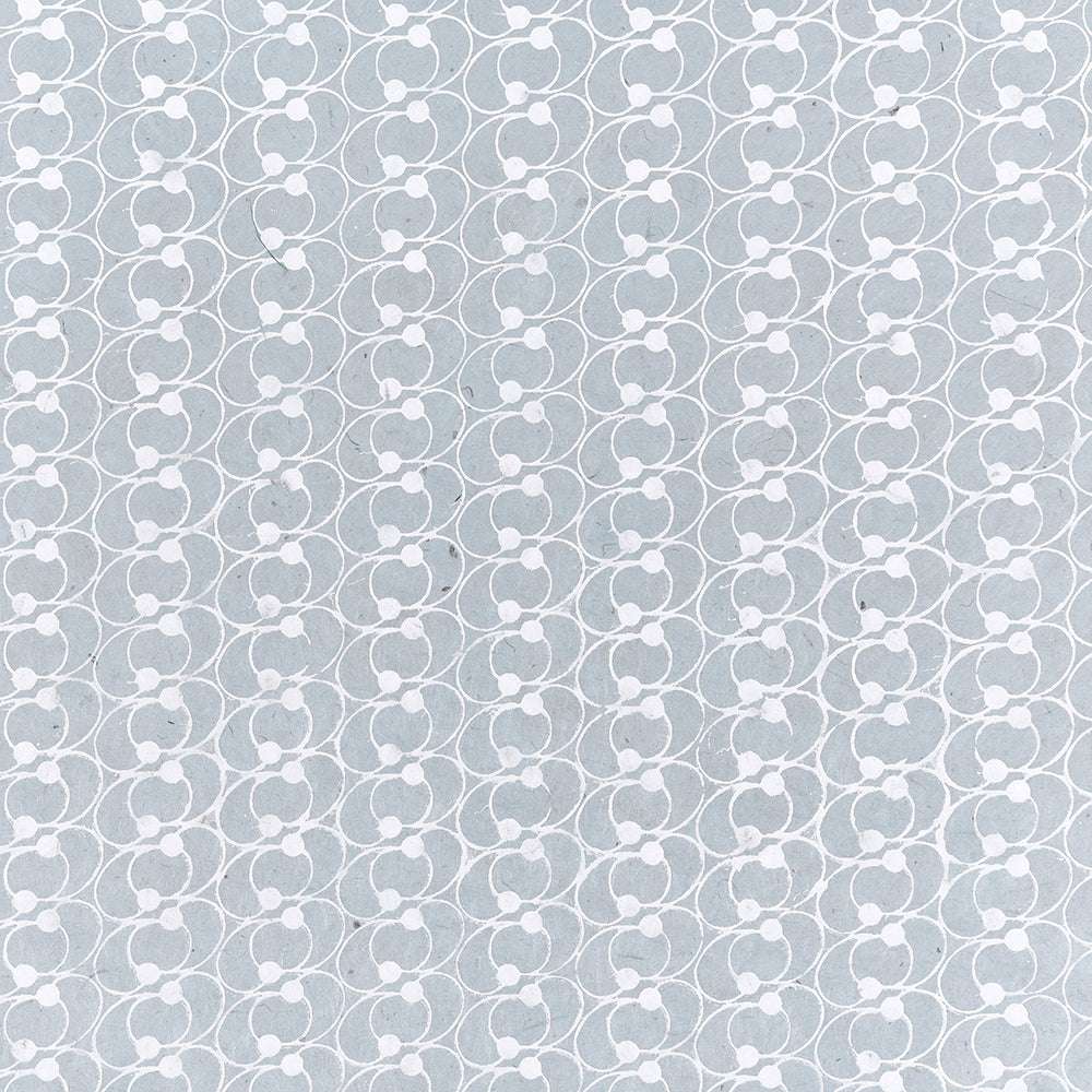 Die Marke ☆ zeichnet sich durch ein weißes geometrisches Muster aus miteinander verbundenen Kreisen auf hellgrauem Grund aus, das sich ideal für das Basteln mit Nepalpapier eignet, z. B. für das Verpacken von Geschenken oder das Binden von Büchern.