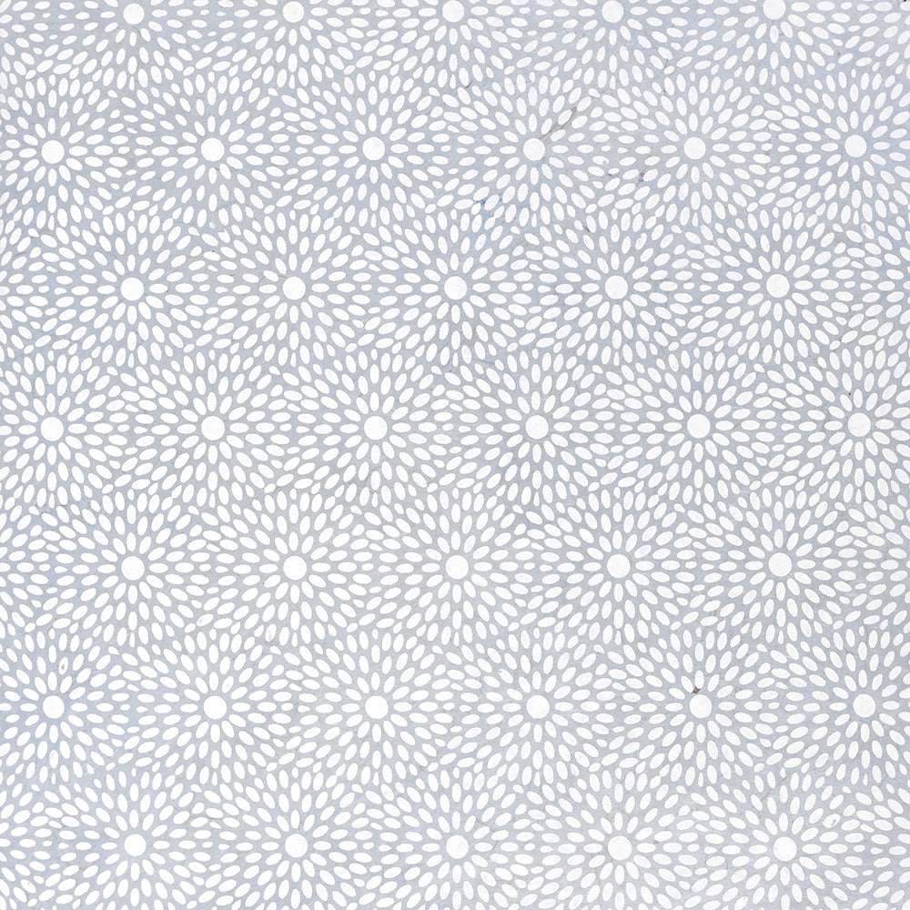 Das weiße, florale, geometrische Muster mit strahlenden Blütenblättern auf hellgrauem Hintergrund ist von der Handarbeit inspiriert und eignet sich ideal für Nepalpapier oder elegante Geschenkverpackungen.