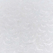 Hellgraues Nepalpapier von ☆ zeigt ein sich wiederholendes Muster aus einfachen, weiß umrandeten Vögeln, die in verschiedene Richtungen zeigen - ideal für Geschenkverpackungen oder Buchbindearbeiten.