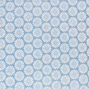 Weiße gänseblümchenartige Blüten wiederholen sich auf hellblauem Hintergrund - ideal für Geschenke Verpacken oder Buchbinden mit schönem Nepalpapier von ☆.