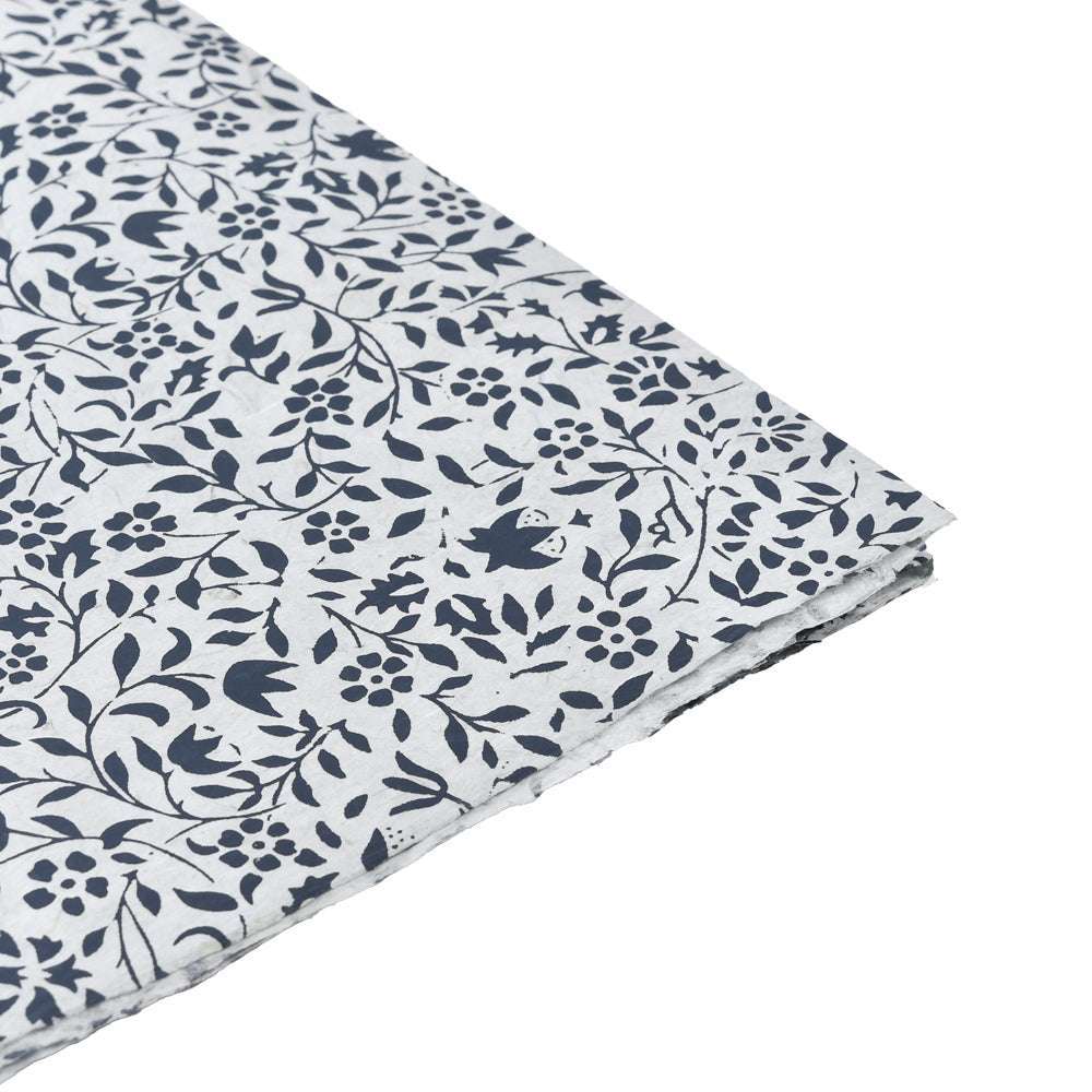 Stapel Nepalpapier von ☆ mit blau-weißem Blumenmuster auf weißem Hintergrund - ideal für Buchbinden oder Geschenkverpackungen.