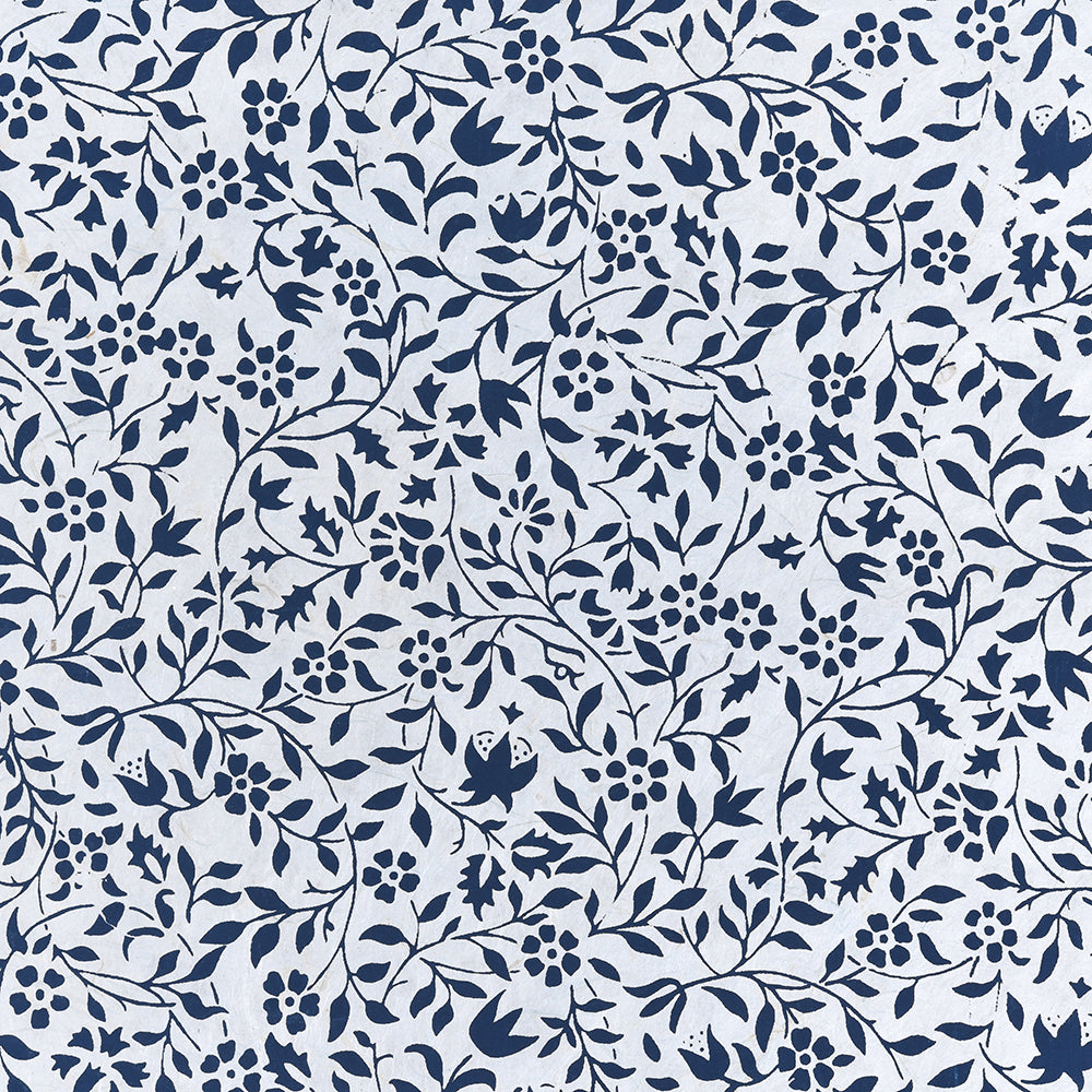 Ein blau-weißes Blumenmuster mit Vögeln und dichten Ranken auf hellem Grund, gedruckt auf nachhaltigem Papier von ☆-ideal for Geschenkverpackung.