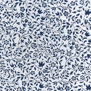 Ein blau-weißes Blumenmuster mit Vögeln und dichten Ranken auf hellem Grund, gedruckt auf nachhaltigem Papier von ☆-ideal for Geschenkverpackung.