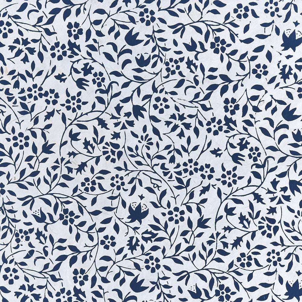 Nahtloses marineblaues Blumenmuster mit Ranken und Blättern auf hellem Hintergrund, mit kleinen Vögeln zwischen Zweigen - perfekt für Buchbinden, Nepalpapier oder stilvolle Geschenkverpackungen.