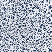 Nahtloses marineblaues Blumenmuster mit Ranken und Blättern auf hellem Hintergrund, mit kleinen Vögeln zwischen Zweigen - perfekt für Buchbinden, Nepalpapier oder stilvolle Geschenkverpackungen.