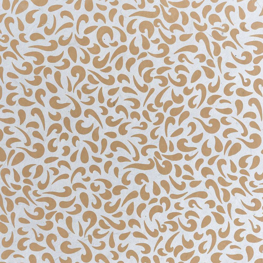 Hellbraune, paisleyähnliche Formen bedecken einen weißen Hintergrund in einem abstrakten, nahtlosen Muster - ideal für Handarbeiten oder Geschenke Verpacken, mit dem unverwechselbaren ☆ Nepalpapier-Stil.