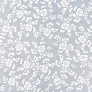 Zarte weiße Blumenmuster auf hellblauem, strukturiertem Hintergrund, inspiriert von Nepalpapier. Elegante Zweige und Blätter sorgen für einen raffinierten Look - ideal für Geschenke oder Bastelarbeiten. Marke: ☆.