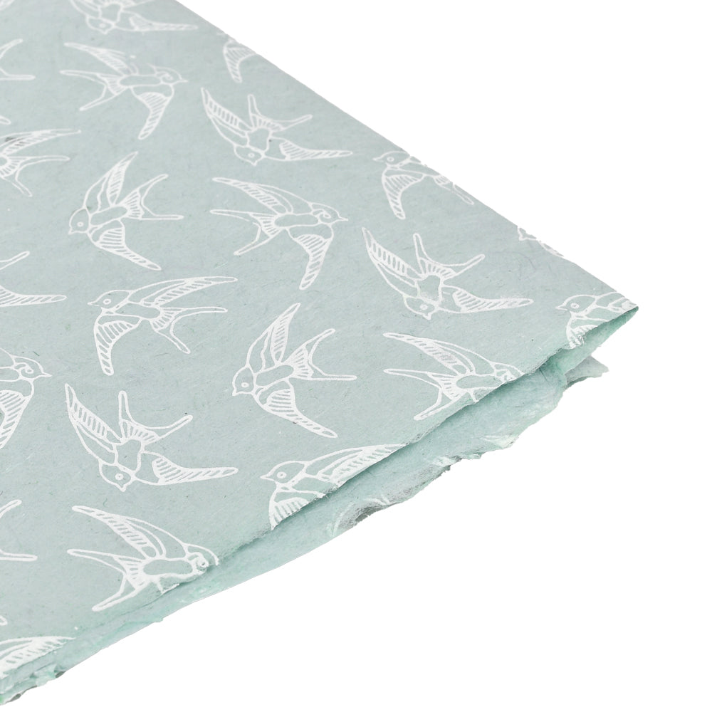 Hellblaues Nepalpapier von ☆, verziert mit einem weißen fliegenden Schwalbenmuster - perfekt für Buchbinden oder Geschenke Verpacken.