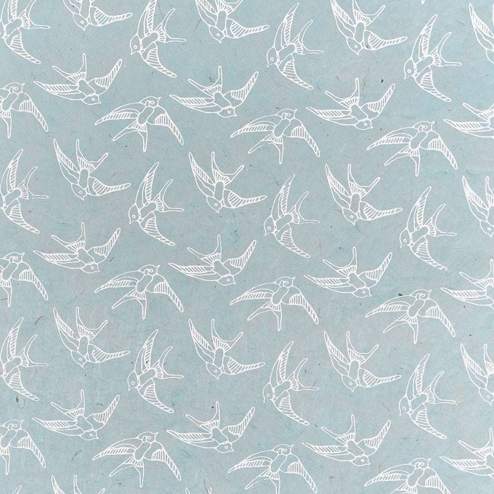 Wiederholte weiße Vogelzeichnungen auf hellblauem Hintergrund, perfekt für Geschenke Verpacken und hergestellt mit der zarten Note von Nepalpapier Handarbeit von ☆.