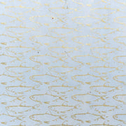 Goldfisch-Muster auf hellblauem Papier, mit Fischen, die in alle Richtungen schwimmen - ideal für Geschenkverpackungen. Jedes ☆ Blatt aus zartem Nepal-Papier weist einzigartige handgefertigte Details auf.