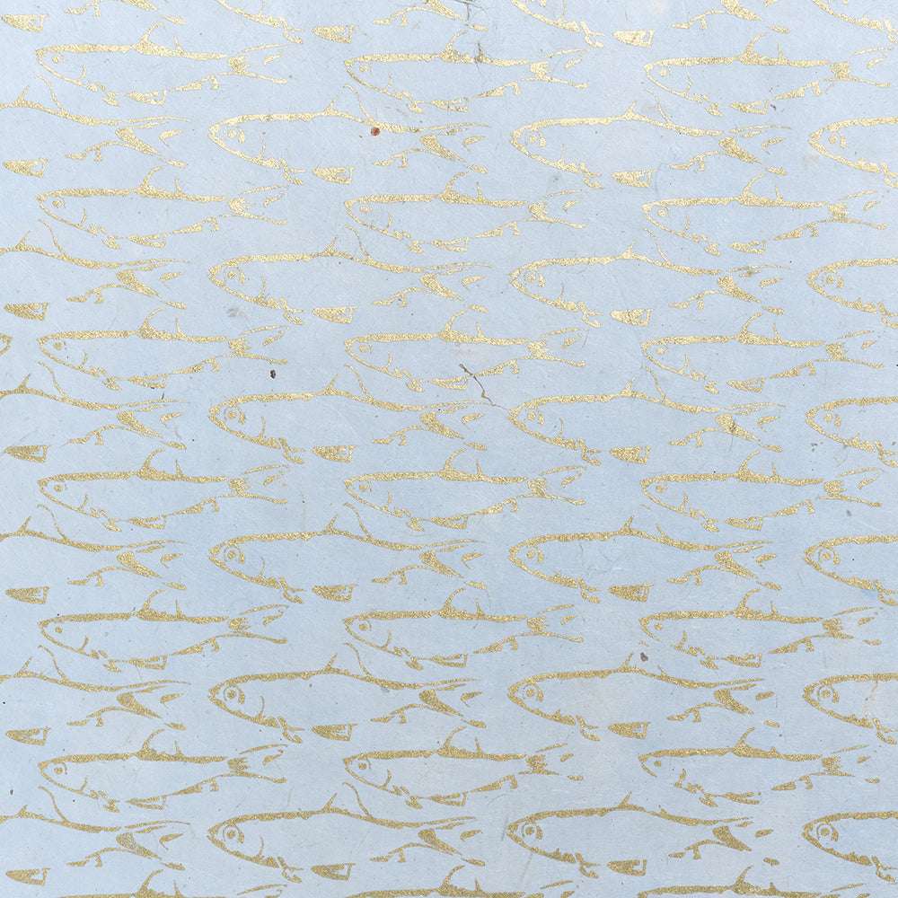 Goldfisch-Muster auf hellblauem Papier, mit Fischen, die in alle Richtungen schwimmen - ideal für Geschenkverpackungen. Jedes ☆ Blatt aus zartem Nepal-Papier weist einzigartige handgefertigte Details auf.