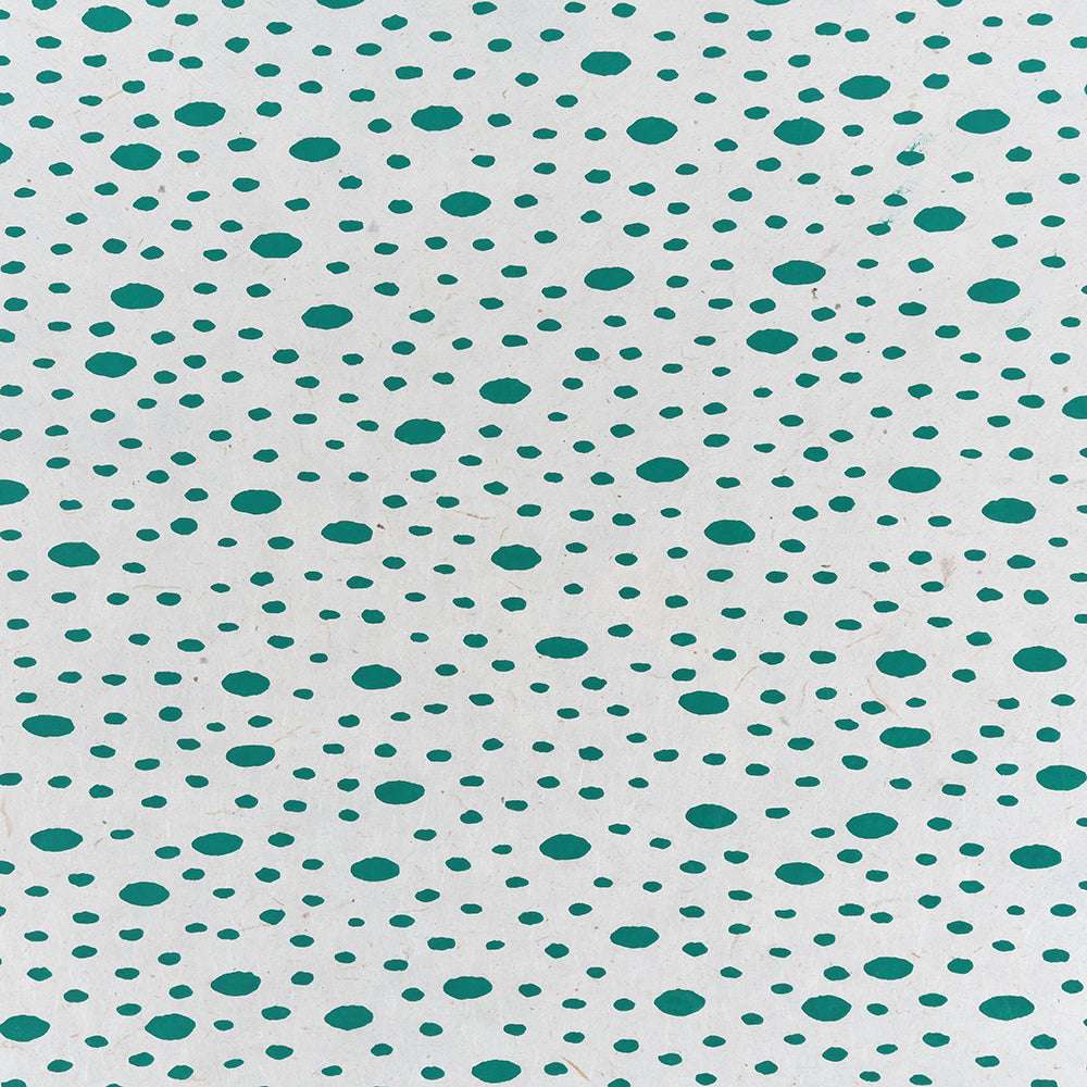 Weißer Hintergrund mit gleichmäßig verteilten grünen Punkten - perfekt für Geschenkverpackungen oder Bastelarbeiten wie Buchbinden. Marke: ☆.