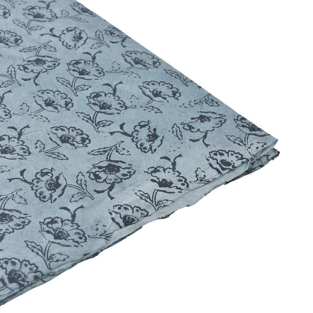 ☆ Gefaltetes hellblaues Nepalpapier mit dunkelblauem Blumenmuster, ideal zum Einpacken von Geschenken oder zum Buchbinden, dargestellt auf weißem Hintergrund.