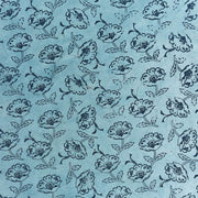 ☆ Blaues Blumenmuster mit dunkelblauen Blüten und Blättern auf einem hellblauen, strukturierten Nepalpapier-Hintergrund, ideal für Buchbinden oder Geschenkverpackungen.