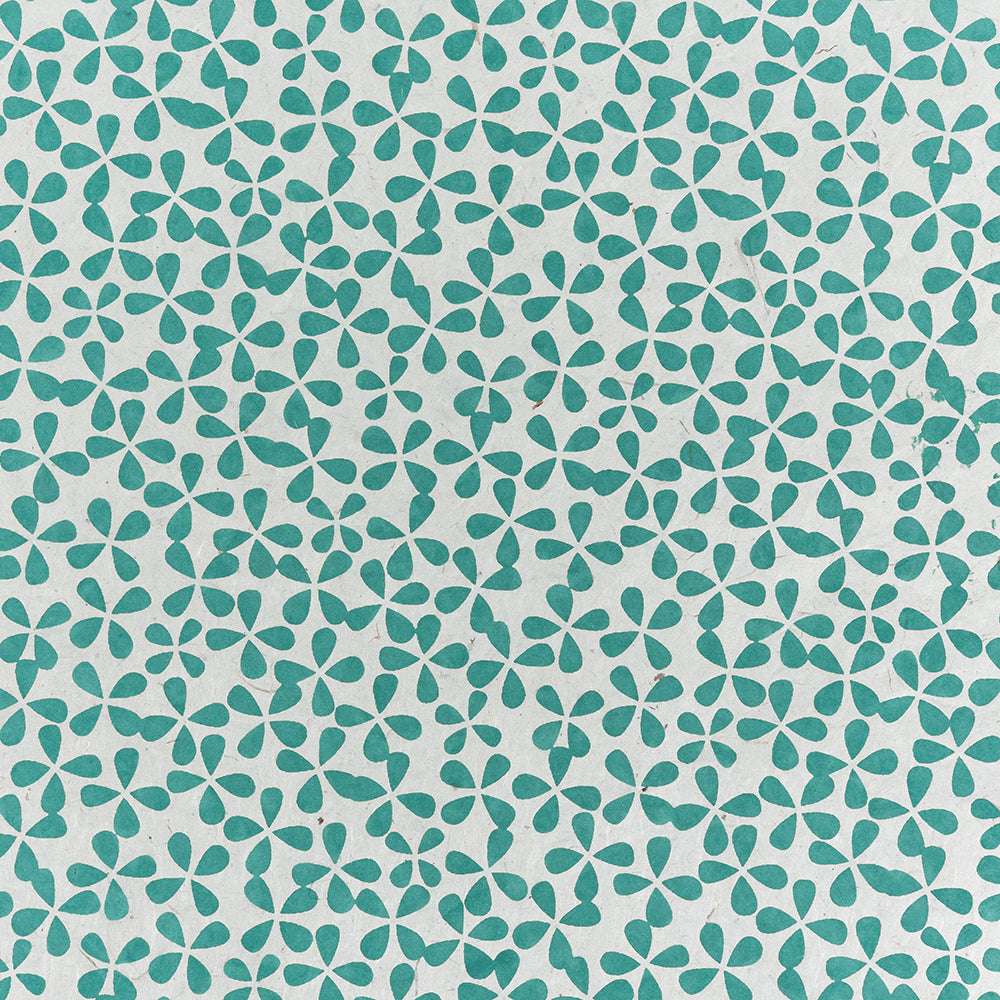 Dieses elegante Nepalpapier von ☆ mit einem sich wiederholenden geometrischen Muster aus vier Blütenblättern auf hellem Grund eignet sich ideal zum Verpacken von Geschenken oder zum Buchbinden.