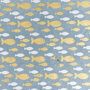 Goldene und weiße Fischsilhouetten auf blauem Nepalpapier von ☆, ideal für elegante Geschenkverpackungen oder Bucheinbände.