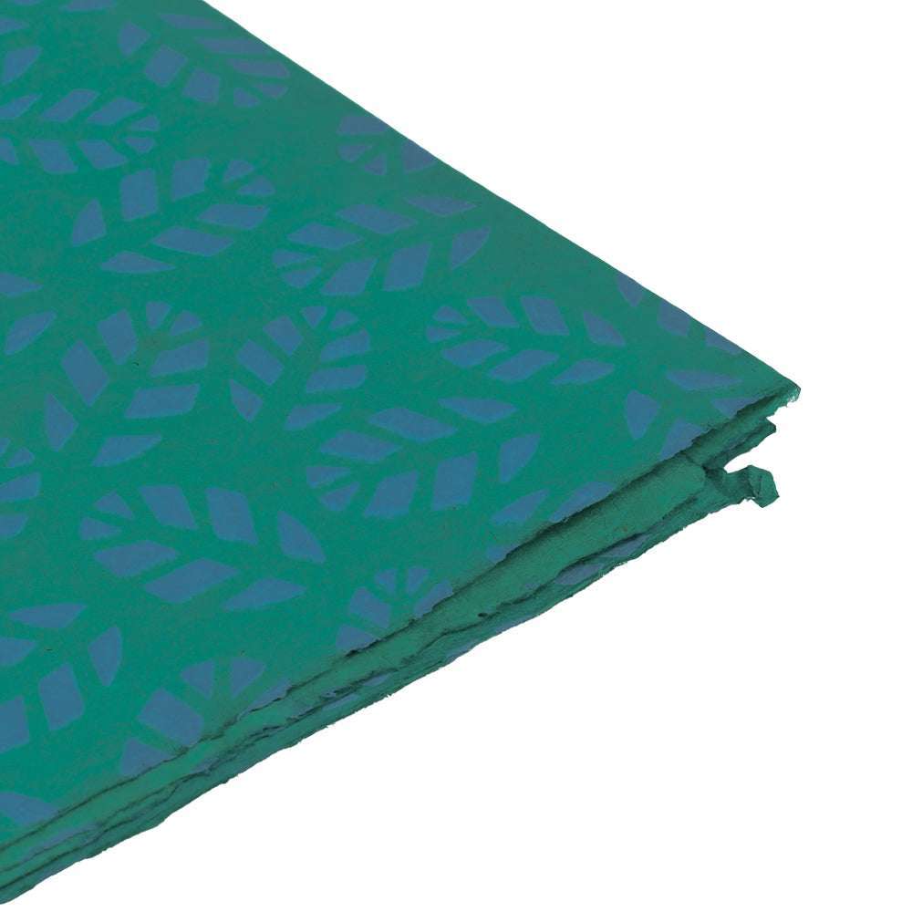 ☆ grüne Nepalpapierblätter mit blauem Blattmuster, ideal zum Buchbinden oder kreativen Einpacken von Geschenken, von der Ecke aus gesehen auf weißem Hintergrund.