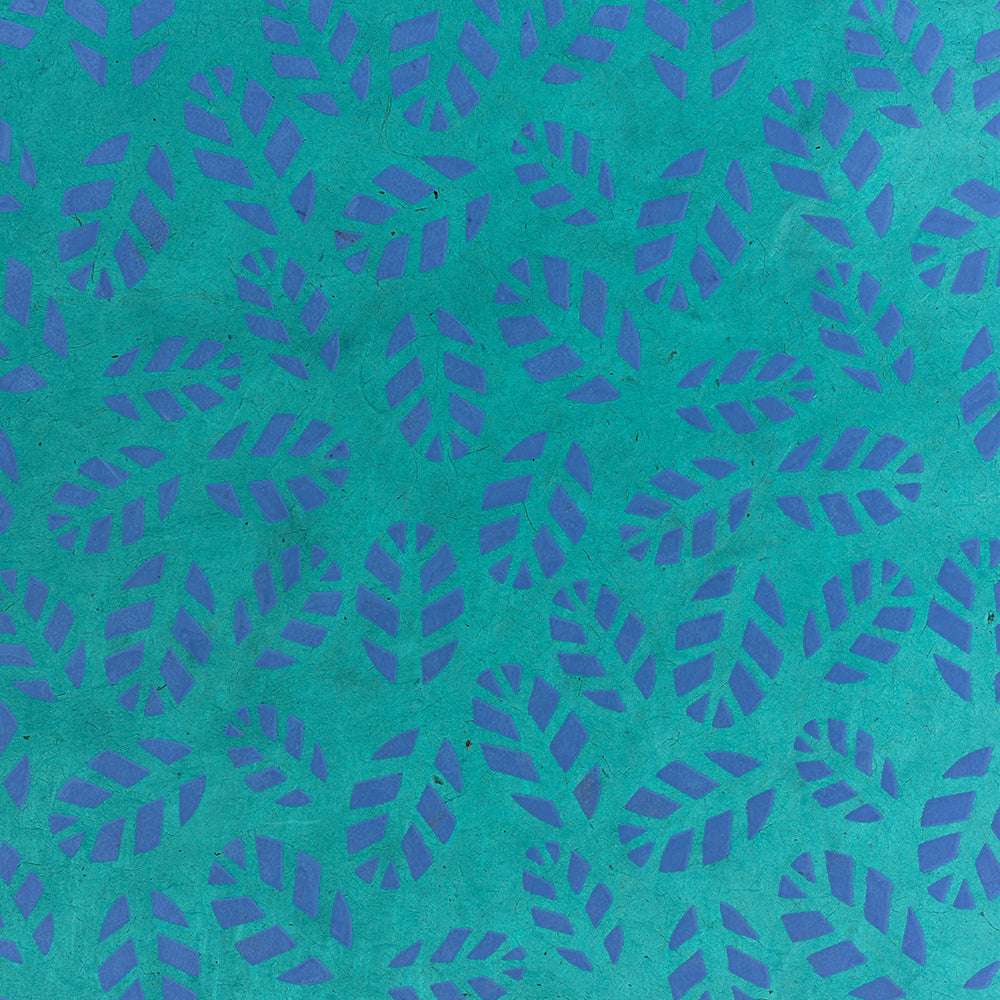 Blaue Blattmuster auf einem blaugrünen Hintergrund bilden ein von der Natur inspiriertes, sich wiederholendes Design - ideal für Geschenke Verpacken. Jedes Blatt von ☆ ist handgefertigt und verleiht Ihren Geschenkverpackungen eine einzigartige Note.
