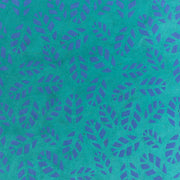 Blaue Blattmuster auf einem blaugrünen Hintergrund bilden ein von der Natur inspiriertes, sich wiederholendes Design - ideal für Geschenke Verpacken. Jedes Blatt von ☆ ist handgefertigt und verleiht Ihren Geschenkverpackungen eine einzigartige Note.