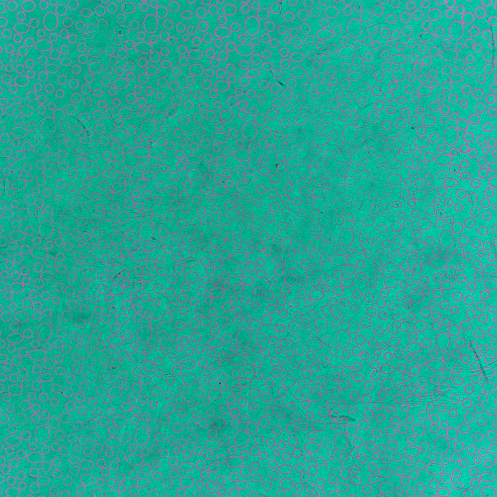 Eine grüne Oberfläche von ☆ weist ein dichtes Muster aus kleinen, hellvioletten Kreisen auf, das von traditionellem Nepalpapier inspiriert ist, das häufig für Kunsthandwerk oder zum Verpacken von Geschenken verwendet wird.