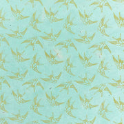 Hellblauer Hintergrund mit gelben Linien gezeichnete Vögel im Flug-ideal für Geschenke Verpacken oder elegantes Nepalpapier. Marke: ☆.