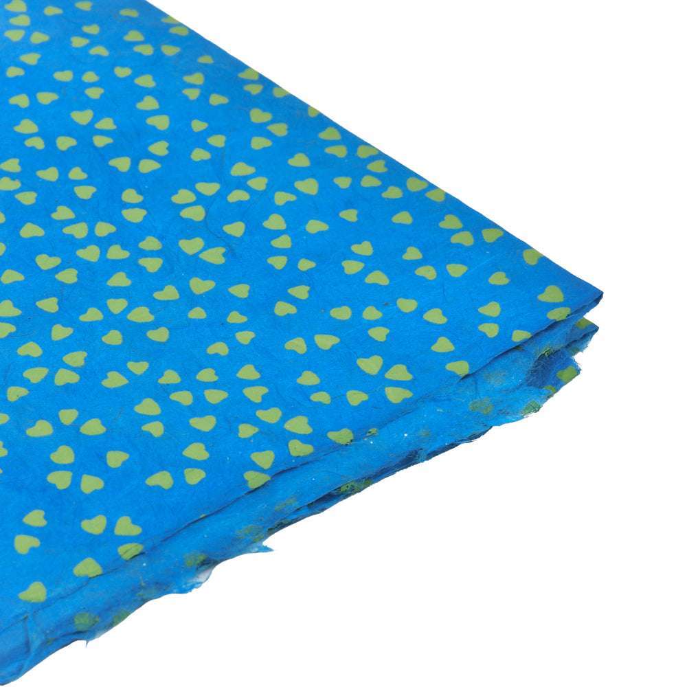 ☆ blaues Nepalpapier mit kleinen gelben Herzen, hier in der Ecke gefaltet - ideal zum Einpacken von Geschenken oder zum Buchbinden.
