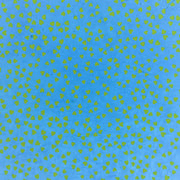 Blauer Hintergrund mit einem verstreuten Muster aus kleinen, grünen, herzförmigen Blättern aus ☆-ideal für Geschenke Verpacken oder kreative Handarbeitsprojekte.