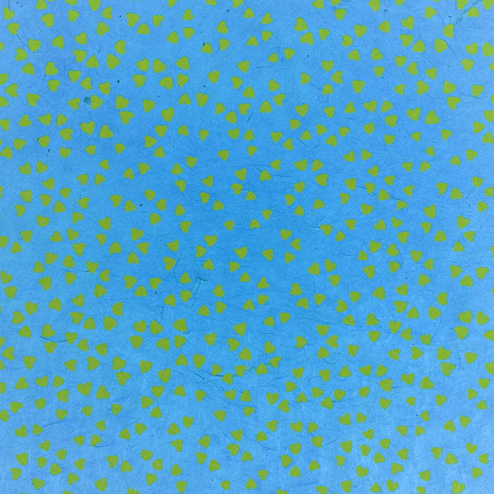 Blauer Hintergrund mit einem verstreuten Muster aus kleinen, grünen, herzförmigen Blättern aus ☆-ideal für Geschenke Verpacken oder kreative Handarbeitsprojekte.